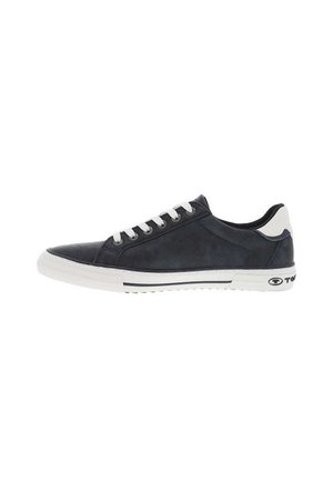 Baskets en cuir navy avec semelle en caoutchouc blanche, présentant un devant à lacets, un bout rond et une texture subtile sur la tige. Accentuées par un talon blanc.