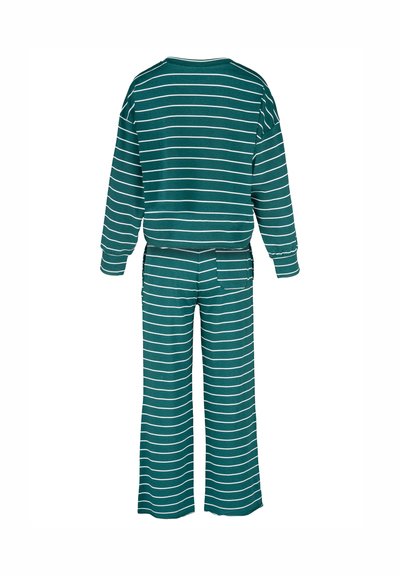 Conjunto de ropa de descanso en color verde azulado con rayas blancas horizontales, que incluye un top de manga larga de corte holgado y pantalones de pierna ancha.