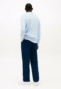 Tommy Hilfiger CLASSIC CABLE CREW NECK - Jersey de punto - breezy blue