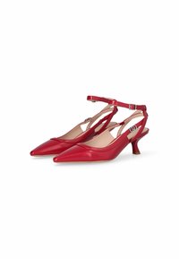 Tacchi slingback in vernice rossa con punta appuntita, tacco basso e cinturino alla caviglia con un accento argentato. Texture liscia e design minimalista.
