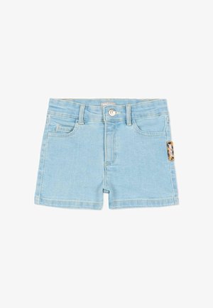 Pantalones cortos vaqueros azul claro con bolsillos delanteros, presillas para cinturón, cierre de botón y una pequeña etiqueta rectangular de la marca en el lado derecho.