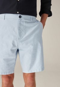 Next STRAIGHT FIT STRETCH CHINO - Šortky - light blue oxford