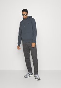 Tommy Jeans REGULAR HOODIE UNISEX - Collegepaita - new charcoal