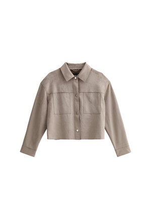 Chaqueta de ante sintético beige recortada con cuello, cierre frontal de botones, dos bolsillos en el pecho y mangas largas. Textura suave y diseño minimalista.