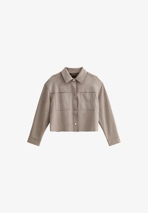 Ingeknipte beige faux suède jas met een kraag, sluiting met knopen aan de voorkant, twee borstzakken en lange mouwen. Gladde textuur en minimalistisch ontwerp.