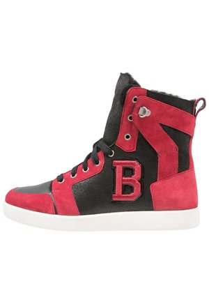 Baskets montantes avec panneaux en daim noir et rouge, lacets noirs, semelle blanche et une grande lettre B rouge sur le côté.