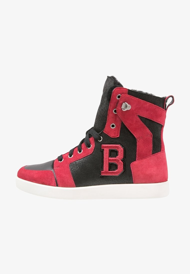 Baskets montantes avec panneaux en daim noir et rouge, lacets noirs, semelle blanche et une grande lettre B rouge sur le côté.