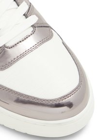 Sneaker bianco con accenti metallici argento. Presenta materiali sintetici lisci e elementi di design texturizzati sulla parte superiore. Lacci bianchi.