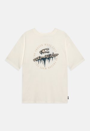 Hvid kortærmet t-shirt med en cirkulær frossen bølge-grafik og teksten "The Frozen Wave Cult" omkring et stiliseret bølge- og istapsdesign.