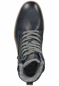 Bottines en cuir marines avec des lacets gris, doublure en fourrure et semelle en caoutchouc beige. Elles disposent d'une fermeture éclair sur le côté et d'un upper texturé pour une meilleure adhérence.