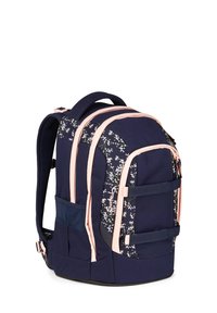 Zaino blu navy con dettagli rosa pallido, motivo floreale, molteplici scomparti, retro imbottito e spallacci regolabili per il massimo comfort.