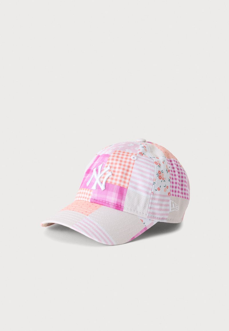 Casquette de baseball avec un motif patchwork rose et blanc comportant des carreaux, des rayures et des fleurs, et un logo NY blanc brodé à l'avant.