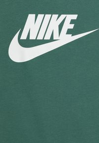 Nike Sportswear TEE FUTURA ICON UNISEX - Camiseta estampada - bicoastal/white