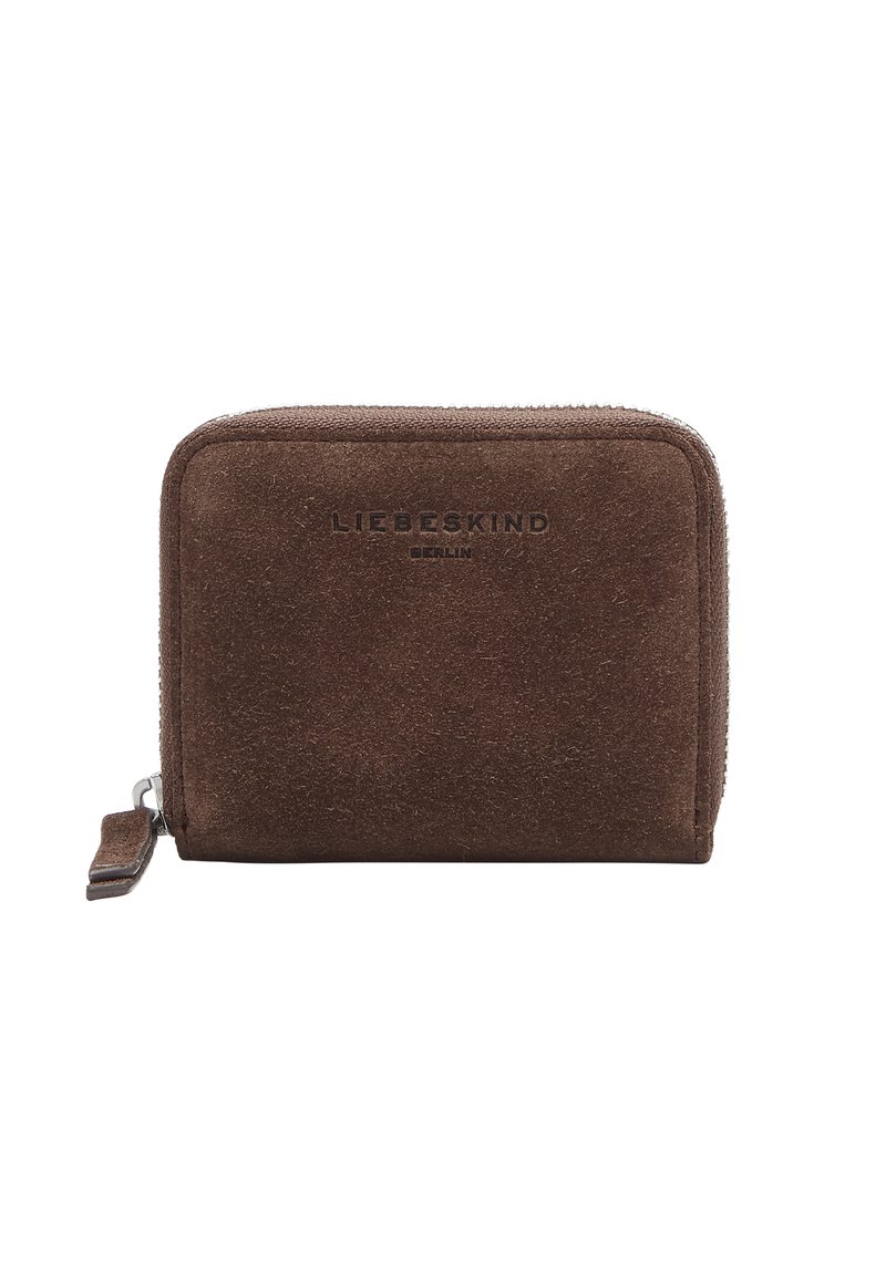 Brązowy zamszowy portfel na suwak z wytłoczonym logo "LIEBESKIND BERLIN", o prostokątnym kształcie, płaskim uchwytem suwaka i miękkiej fakturze.