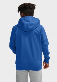 Blaues Hoodie mit lockerer Passform, das eine große Kapuze, lange Ärmel und gerippte Bündchen aufweist. Das Material wirkt weich und glatt.