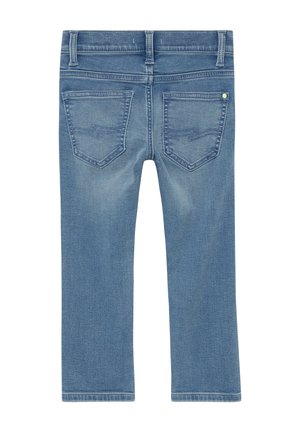 Lichtblauwe denimjeans met een rechte snit, voorzien van twee achterzakken en subtiele stikseldetails. Gladde textuur met een klassieke pasvorm.