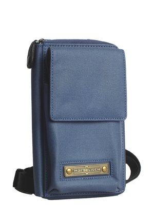 Custodia per telefono in tessuto blu con chiusura a zip, tasca con patta e un'etichetta in metallo del marchio. Include una tracolla regolabile per il trasporto.