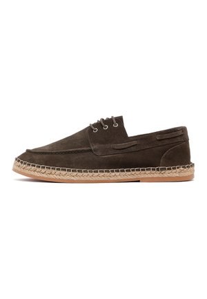 Zapato casual de ante marrón oscuro con tres ojales, suela envuelta en yute y suela exterior de goma color tostado, visto desde el lado interior.