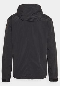Giacca nera impermeabile con cappuccio, caratterizzata da una texture liscia, polsini in velcro e tasche laterali per funzionalità.