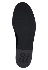 Suola di scarpa nera con gomma texturizzata per una migliore aderenza, caratterizzata da una forma rotonda e un leggero arco. Dettaglio del logo inciso nella zona del tallone.