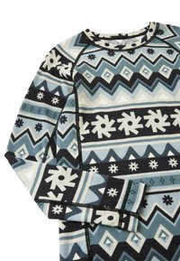 Blaues und schwarzes, langärmeliges Hemd mit geometrischen und Schneeflockenmustern, ausgestattet mit rundem Ausschnitt und kontrastierenden Nähten.