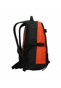 Mochila negra y naranja con respaldo acolchado, correas ajustables y cierre de hebilla lateral; cuenta con un tejido texturizado y un diseño aerodinámico.