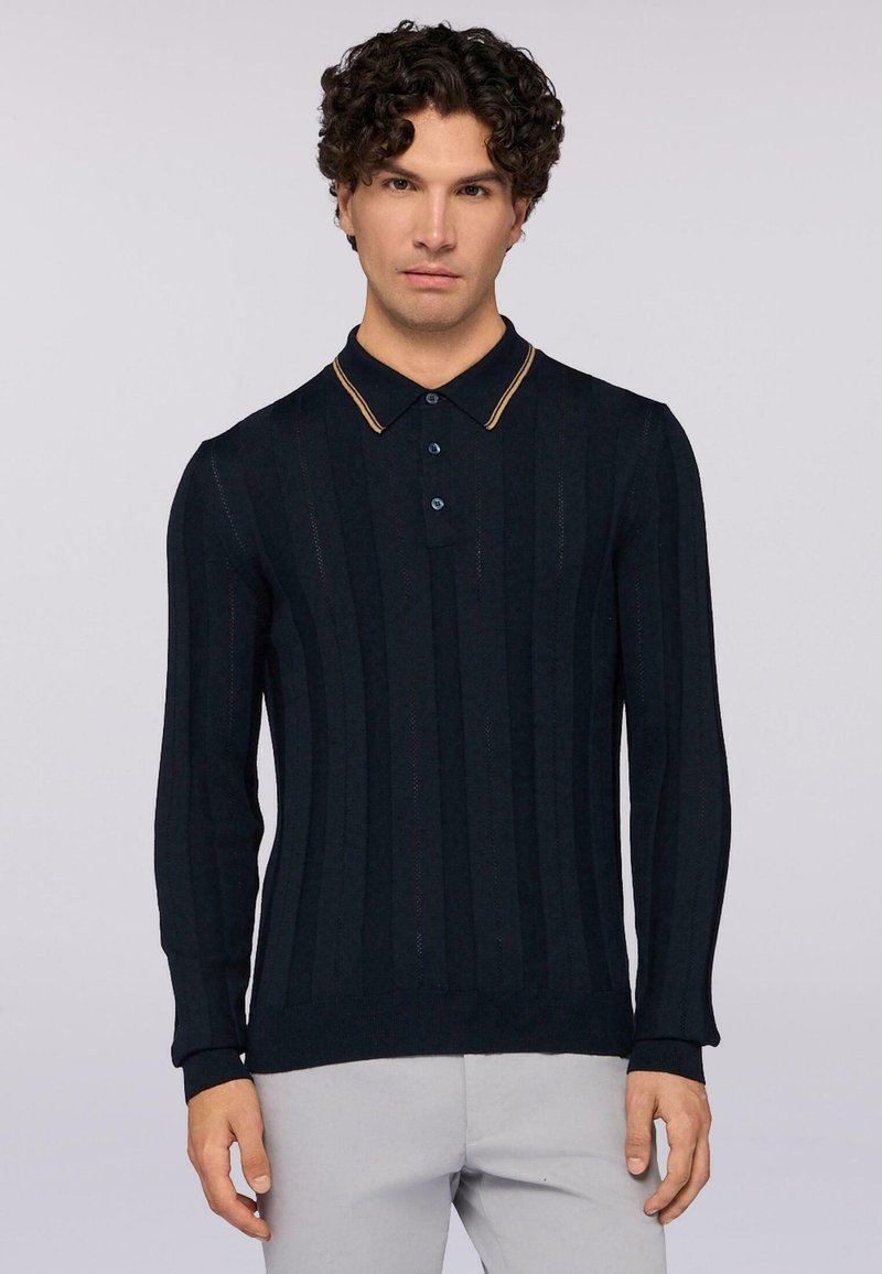 Polo a maniche lunghe blu navy con texture a righe orizzontali, dotato di colletto classico con striscia dorata e patta con bottoni.