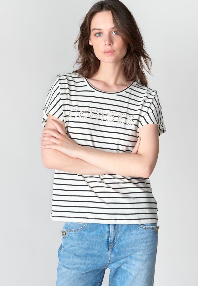 Camiseta de manga corta a rayas en blanco y negro, con un corte relajado y un detalle de texto decorativo en la parte frontal.