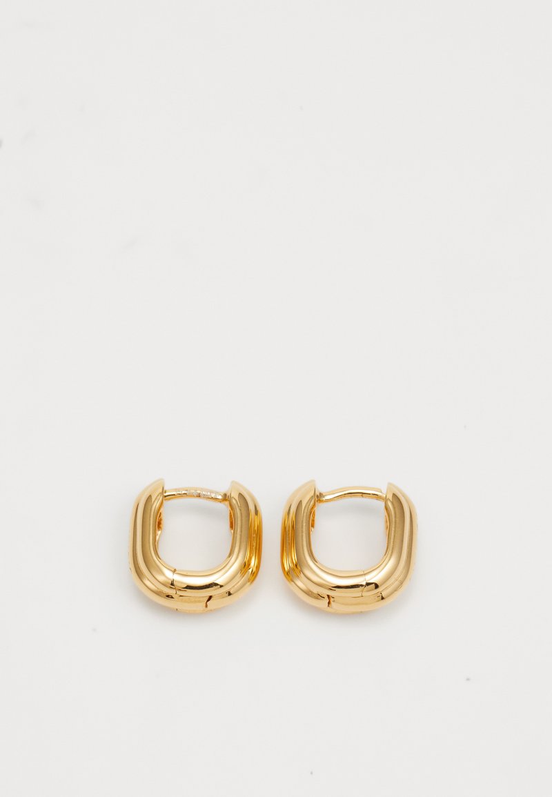 Boucles d'oreilles en or en forme de rectangle courbé avec une finition polie, présentant une texture lisse et un design sans couture.