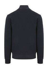 Donkerblauwe sweatshirt met een ronde hals, lange mouwen en geribde boorden en onderrand. Eenvoudig ontwerp, gladde textuur en effen kleur.