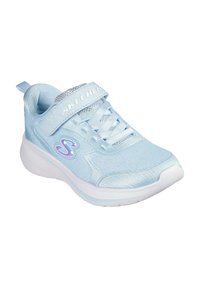Scarpa sportiva azzurro chiaro con tomaia strutturata, chiusura con lacci e strap, e suola bianca. Presenta un logo riflettente e accenti iridescenti.