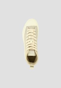 Beige High-Top-Sneaker mit strukturiertem Stoffpanel, runder Zehenform und flachen Schnürsenkeln. Verfügt über einen Zuglasche an der Ferse und eine Gummisohle.