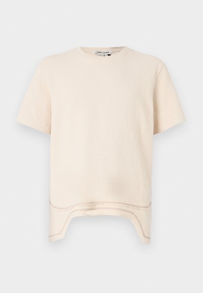 Crèmekleurig T-shirt met korte mouwen, voorzien van een textuurpatroon, iets langere achterkant en een ronde halslijn. Minimalistisch ontwerp.