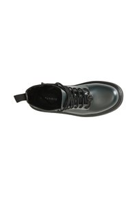 Stivaletto in pelle nera con finitura liscia, design con lacci e linguetta per il calzo. Interno con logo e suola in gomma resistente.