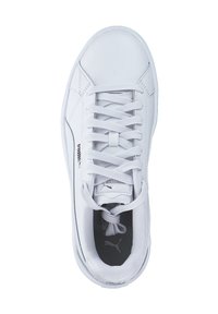 Tenisky Puma, biely syntetický zvršok, zaoblená špička, šnurovacie uzatváranie, polstrovaný jazyk, logo detail na boku, textúrovaná podrážka.