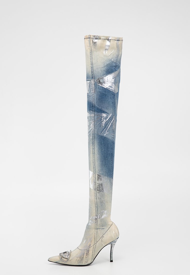 Stivali in denim alti fino al ginocchio con una sfumatura blu sbiadita, dettagli metallici, punta affusolata e tacco alto sottile. Presentano una superficie testurizzata.