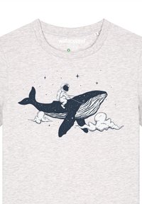 Graues Kurzarm-T-Shirt mit einem navy-farbenen Grafikmotiv eines Astronauten, der auf einem Wal reitet, umgeben von Sternen und Wolken. Weicher Stoff.