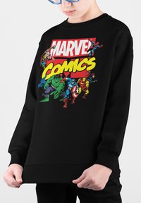 Felpa nera con un grafico colorato della Marvel Comics che presenta personaggi tra cui Hulk e Iron Man. Collo rotondo e polsini a costine.