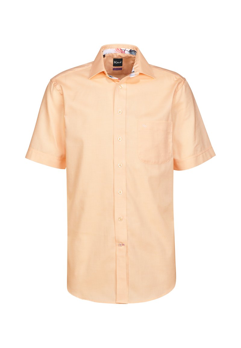 Camicia a maniche corte in cotone di un leggero color pesco. Caratterizzata da una tasca sul petto, chiusura con bottoni e collo interno a motivo. Tessuto morbido.