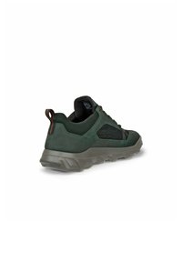 Scarpa da escursionismo verde scuro con pannelli in rete nera, suola grigia robusta, allacciatura frontale e indice posteriore con dettagli arancioni, mostrata da un'angolazione posteriore destra.