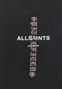 Schwarzer Stoff mit vertikal gesticktem weißem und pinkem Text. "ALLSAINTS" und "LONDON" sind deutlich in kontrastierenden Farben dargestellt.