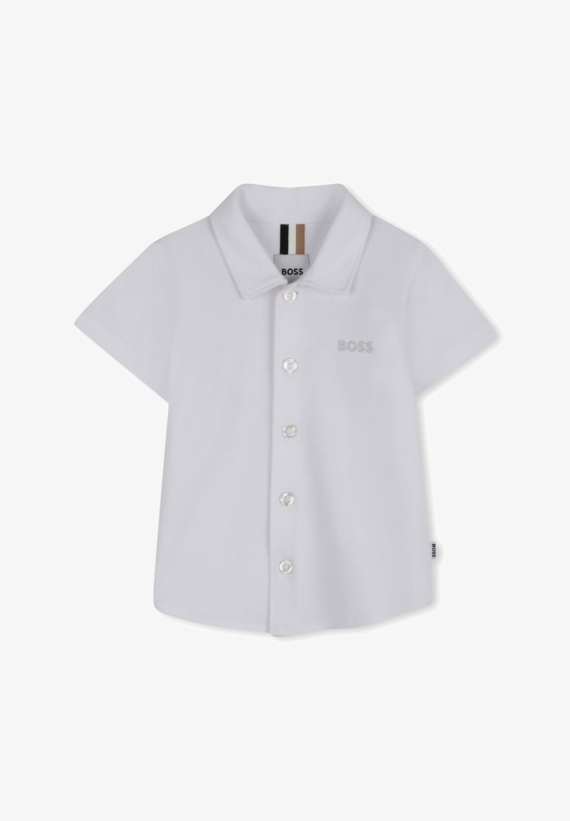 Wit babyshirt met korte mouwen, een kraag, knopen aan de voorkant, en het "BOSS" logo geborduurd op de borst en een label aan de zijnaden.