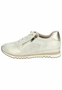 Lysgrå sneakers med en mesh-struktur, metalliske detaljer og en lynlås. Har en polstret sål med et zigzag-mønster.
