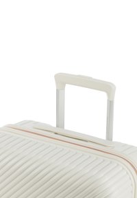 Hardcase koffer in crème met ribbelstructuur, roségouden rits en een uitschuifbare zilveren handgreep.