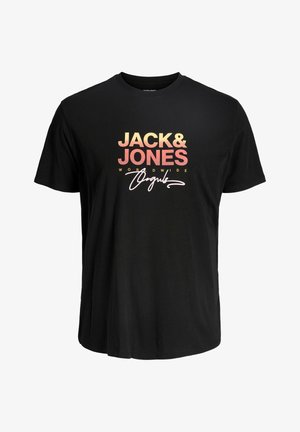 Čierne bavlnené tričko s krátkymi rukávmi, s postupným logom "JACK & JONES WORLDWIDE" v červenej a žltej farbe, s podpisovým detailom nižšie.