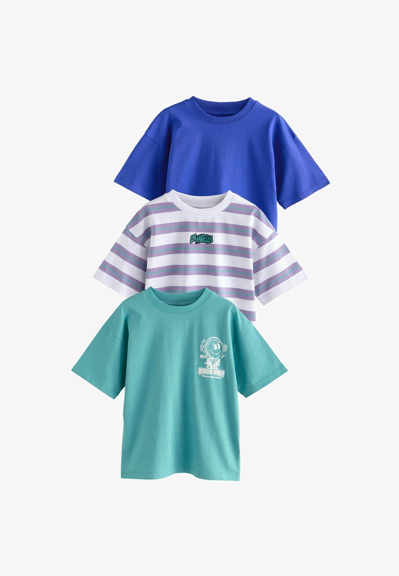 Drie T-shirts met korte mouwen: effen blauw, wit met paarse strepen, en muntgroen met een grafische print. Katoenen stof, relaxed fit.