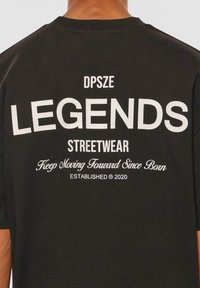 Dropsize HEAVY V2 EMBO - Tricou cu imprimeu - black