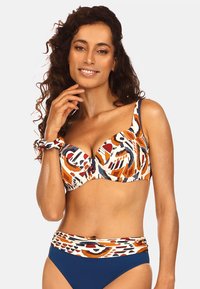 Zestaw bikini z wielokolorowym topem w wzory z fiszbiną i regulowanymi ramiączkami, w połączeniu z jednolitymi, granatowymi majtkami o wysokim fasonie.