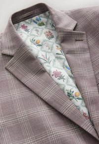 Hellblaues kariertes Blazer mit einem floralen weißen Futter, ausgestattet mit einem klassischen Revers und strukturiertem Stoff.