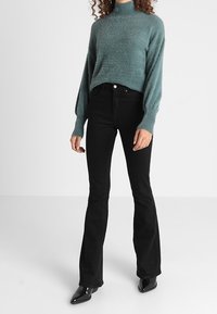 Noisy May Sweter